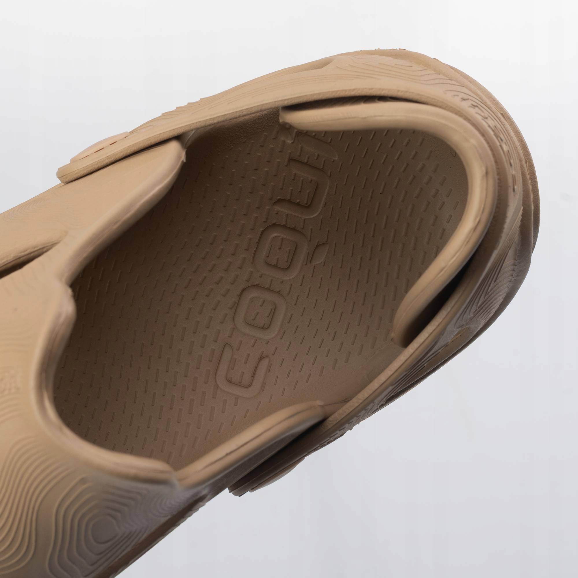 Stabilna cholewka z materiału syntetycznego