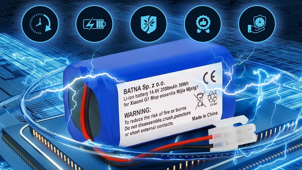 zamienna bateria do odkurzaczy xiaomi w kolorze niebieskim z białą etykietą i przewodem z wtyczką na białej podstawce