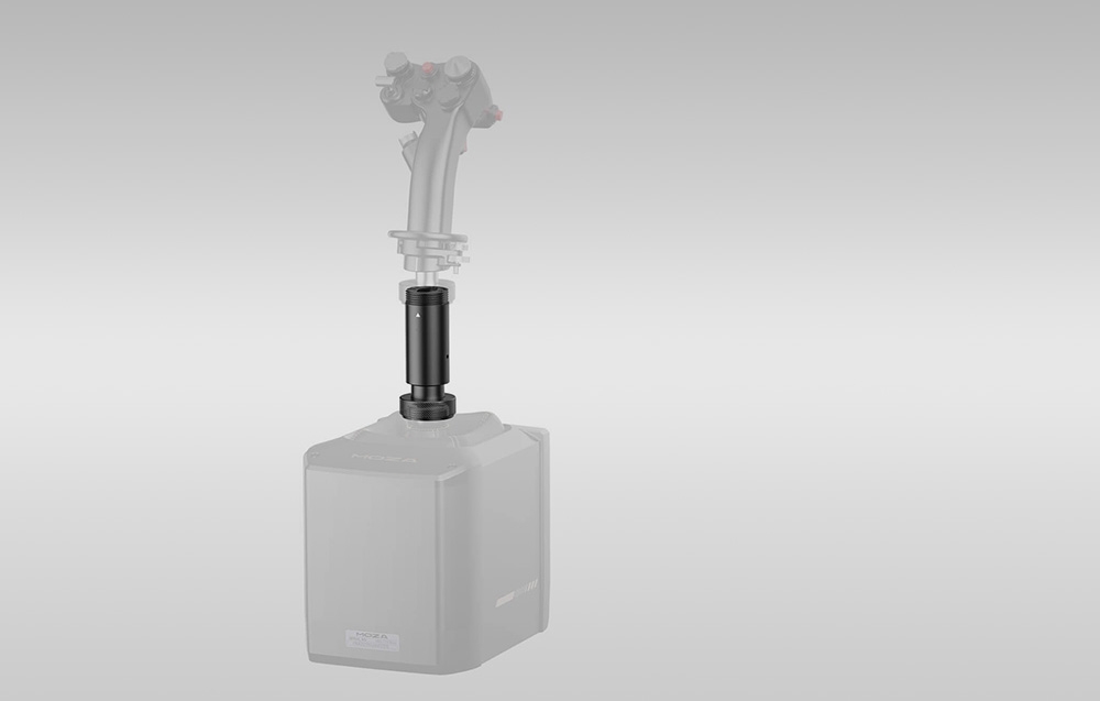 Moduł osi Z MOZA Racing AS003 zamontowany między bazą a drążkiem, pokazane kompletne zastosowanie w symulatorze.