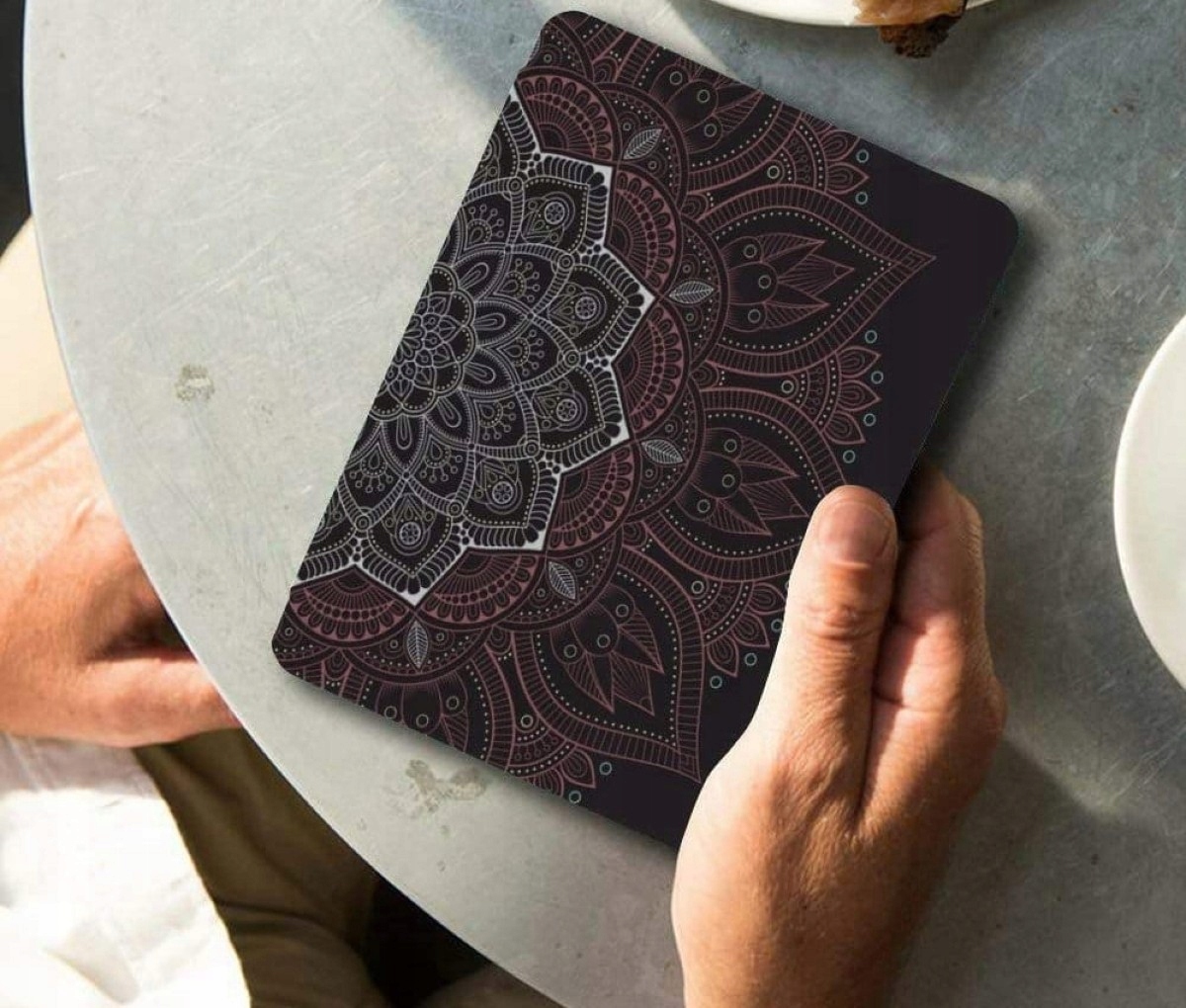 Klapka z funkcją podstawki i kieszeniami na karty