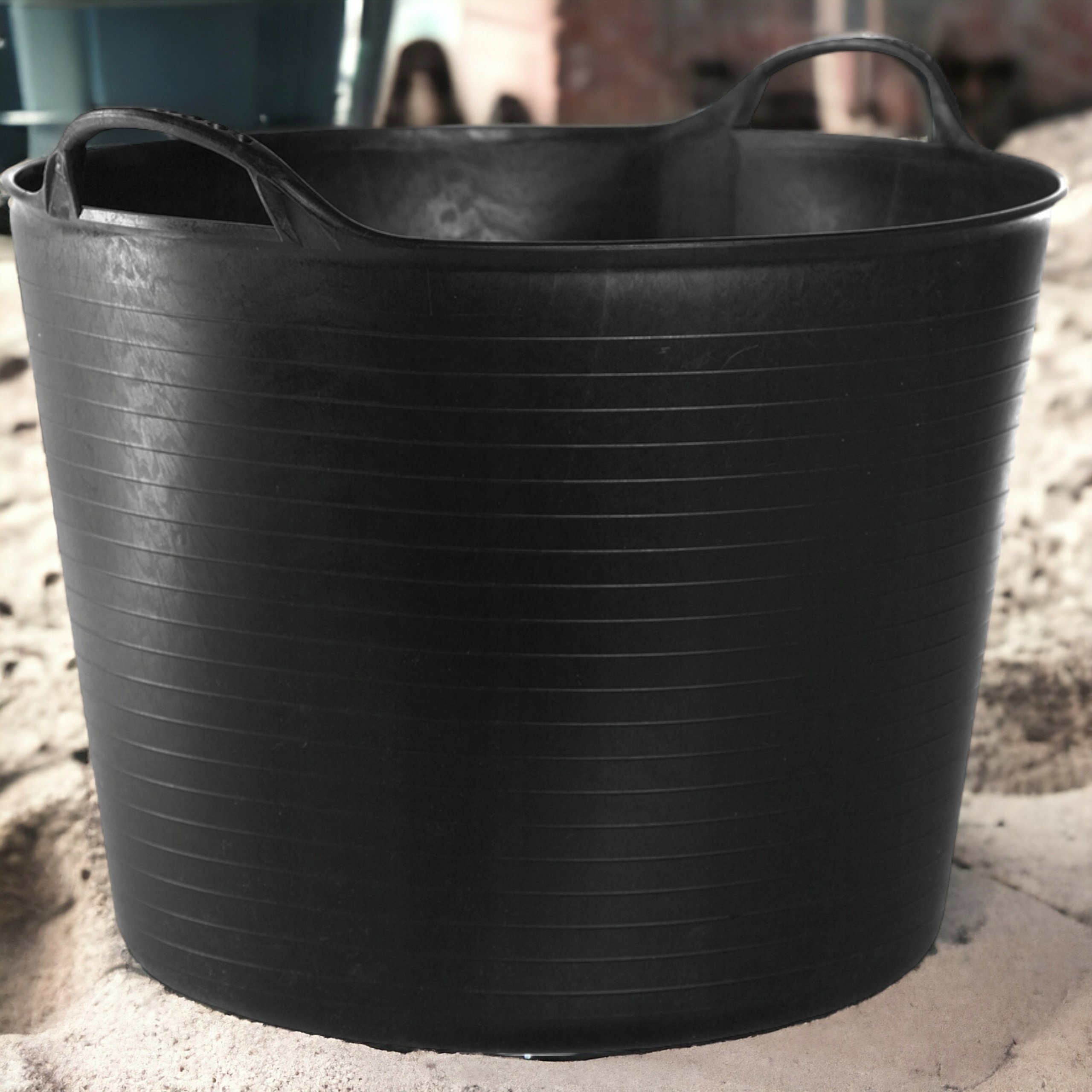 Idealny do prac budowlanych i ogrodniczych