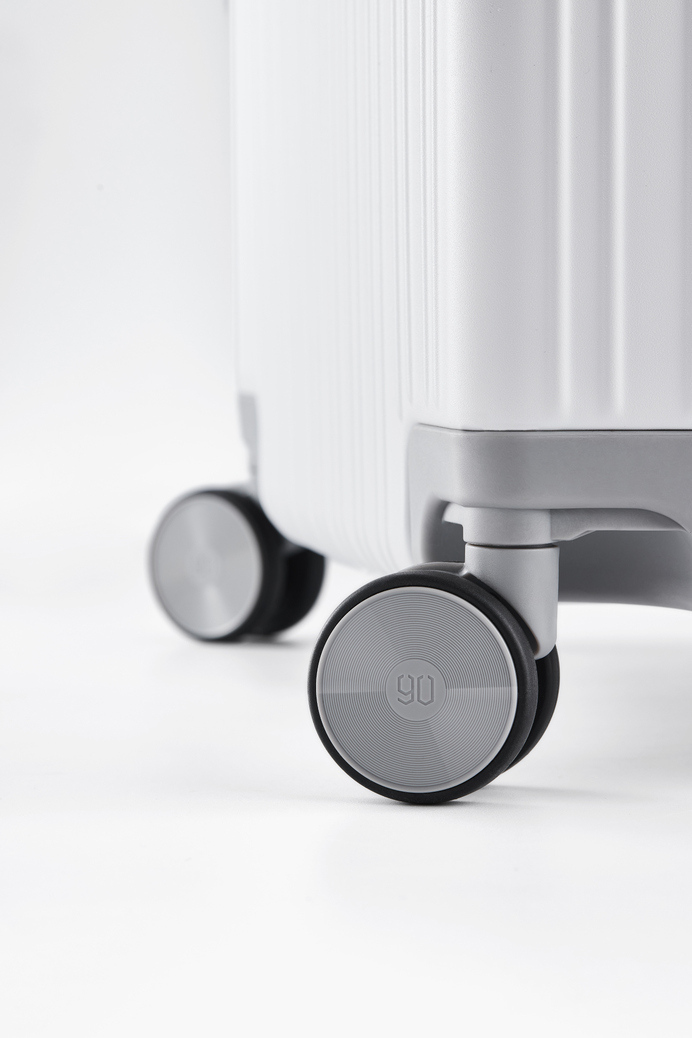 Wytrzymałość i styl – Dlaczego warto wybrać walizkę NINETYGO?