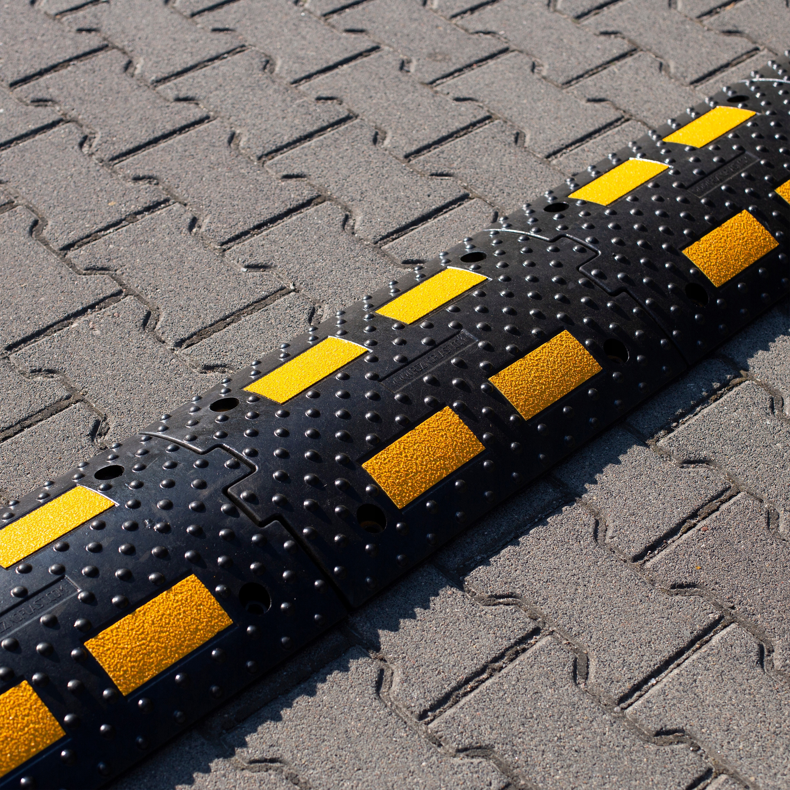 Zastosowanie w różnych miejscach – parkingi, warsztaty, hale magazynowe