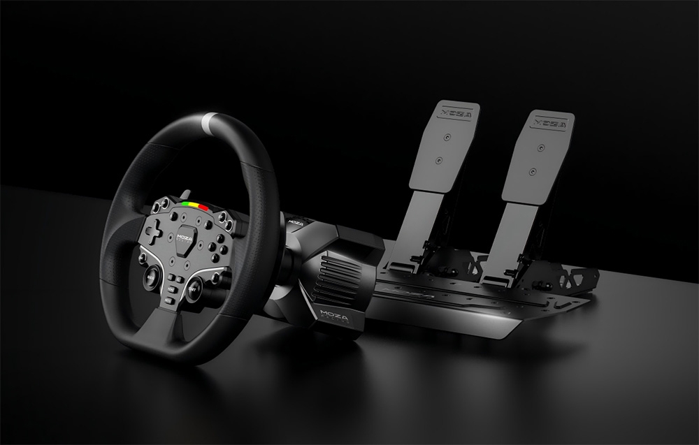 Kierownica gamingowa MOZA przymocowana do bazy; za nią zestaw pedałów.