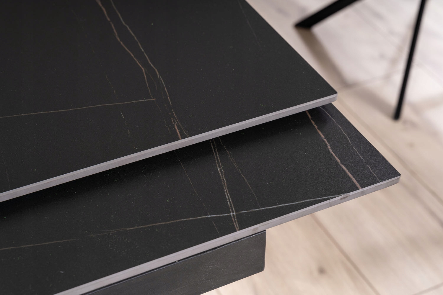 Nowoczesny design z ceramicznym blatem w efekcie marmuru