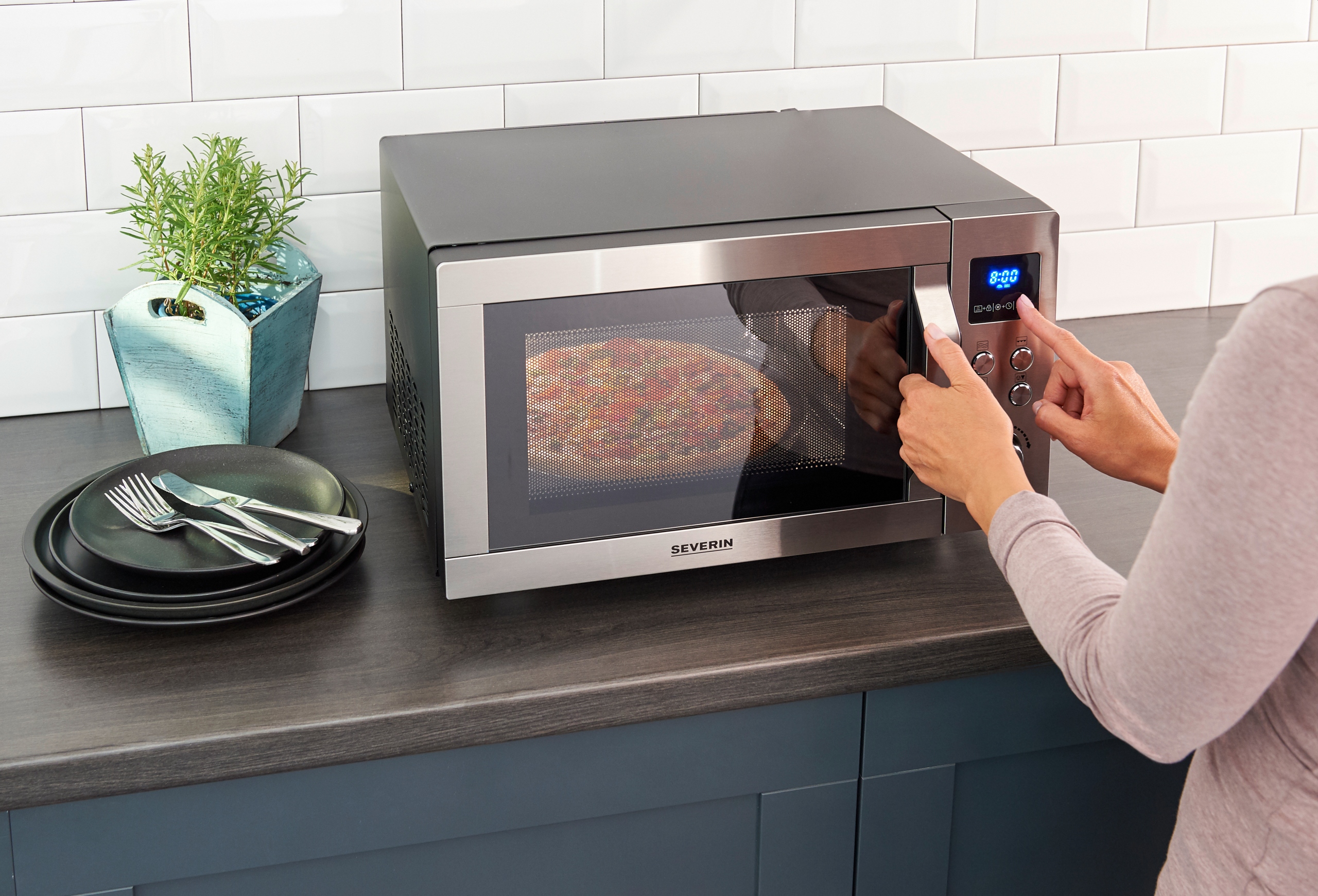 Wydajność i moc – 900 W mikrofalówki i 1650 W grilla