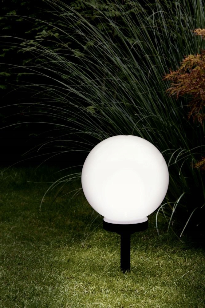 Ciepła biel światła LED – przyjemna atmosfera w Twoim ogrodzie