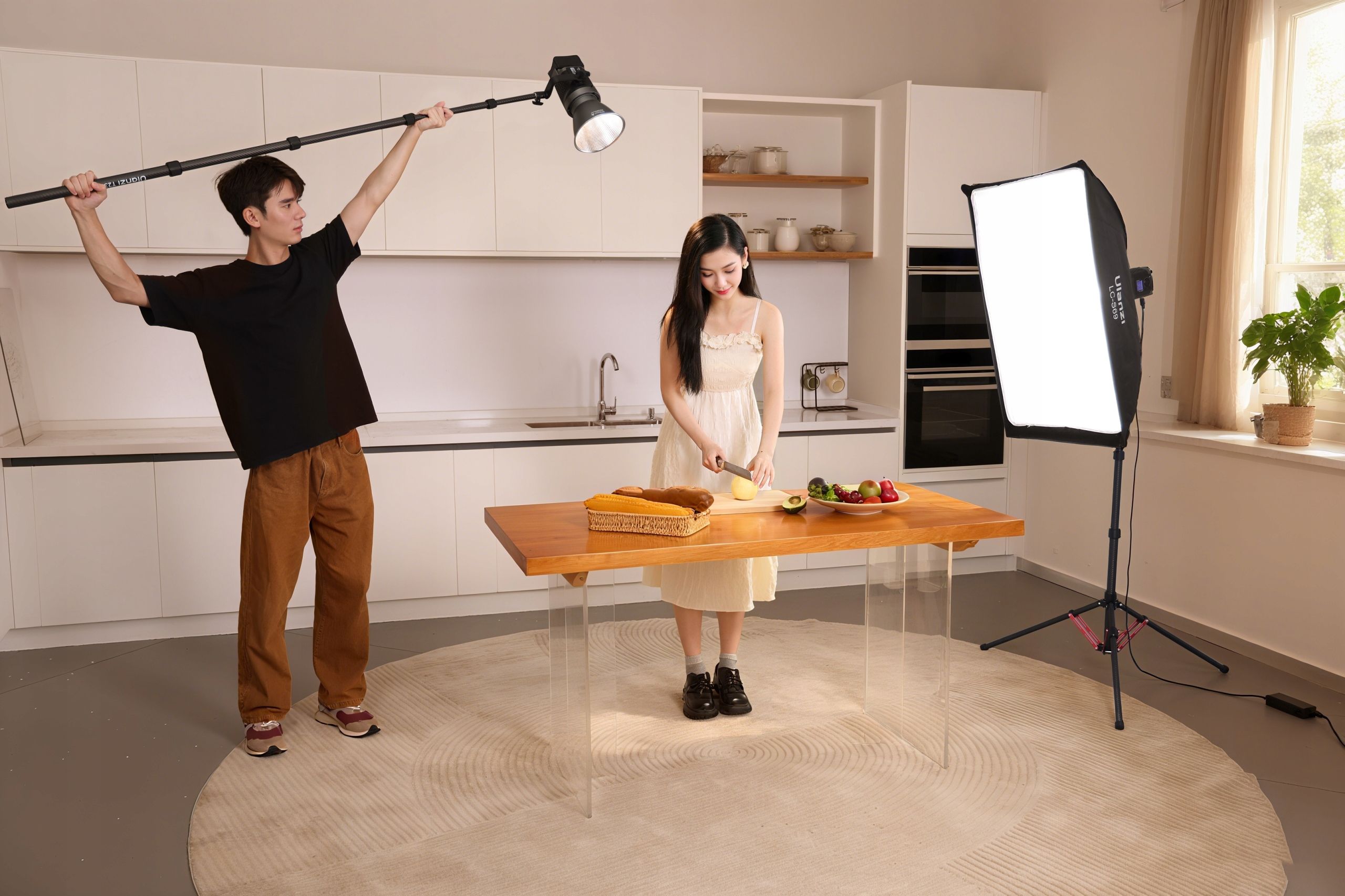 Płynna regulacja wysokości od 58 cm do 230 cm – dostosuj do swoich potrzeb