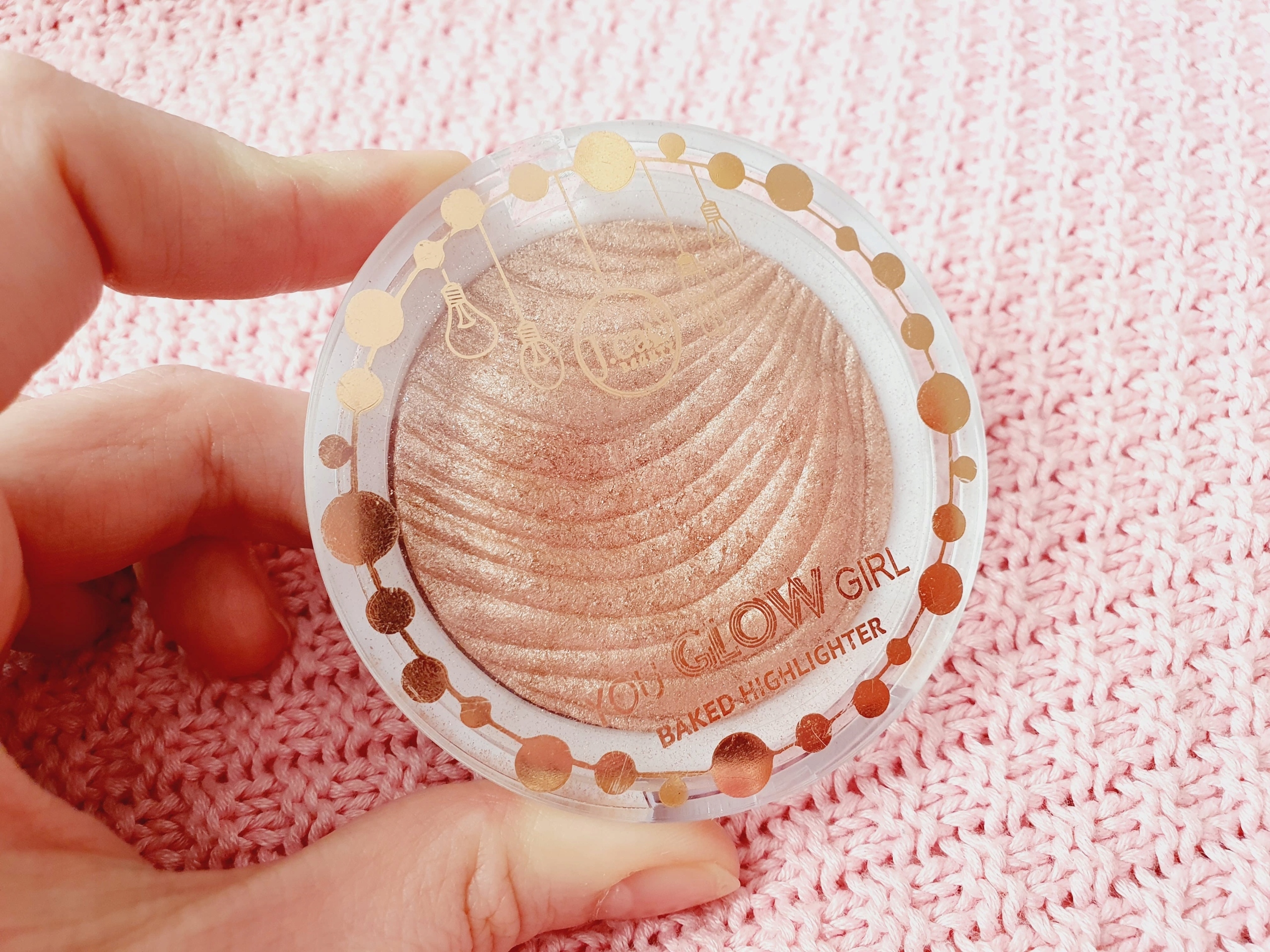 J.CAT BEAUTY You Glow Girl Baked Highlighter – Wypiekany rozświetlacz do twarzy i ciała 103 Pink Goddess