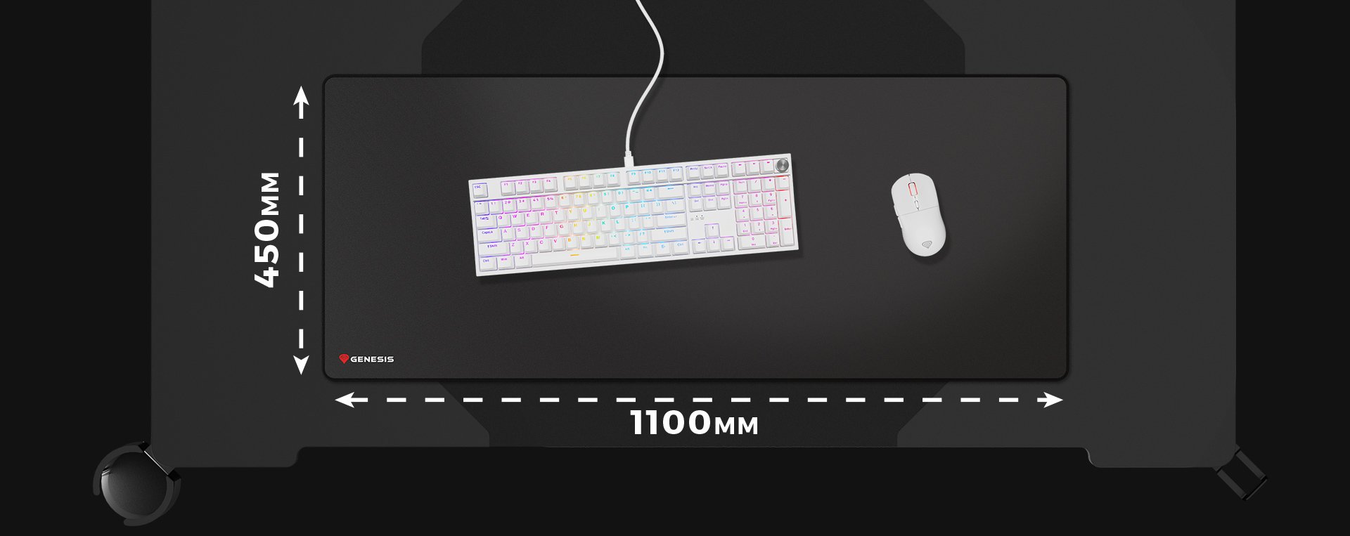Duża podkładka pod mysz do gier o wymiarach 1100x450 mm, charakteryzująca się eleganckim czarnym designem i umieszczoną na niej klawiaturą i myszą.