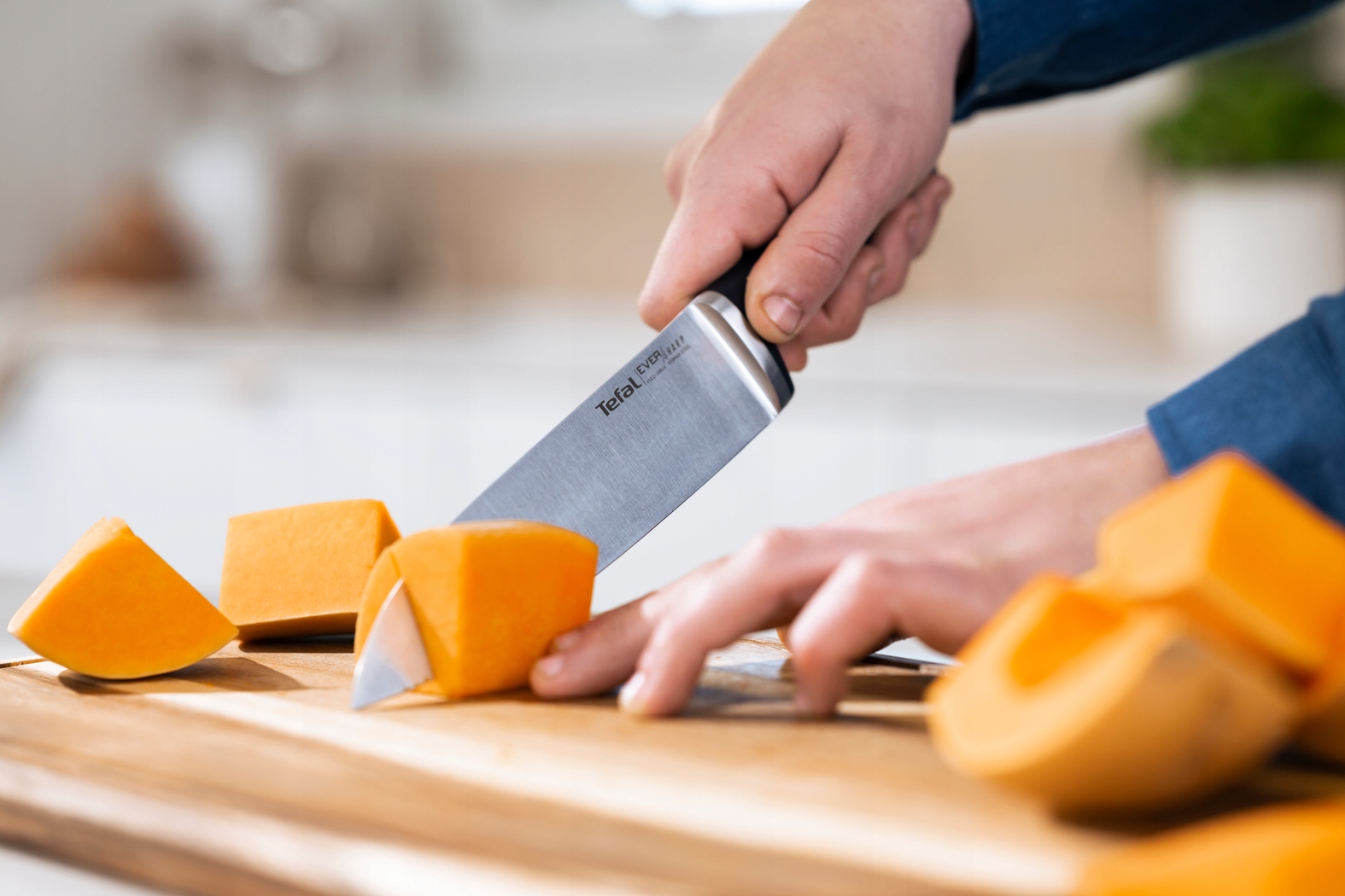 Wbudowana ostrzałka – zawsze gotowe do użycia noże