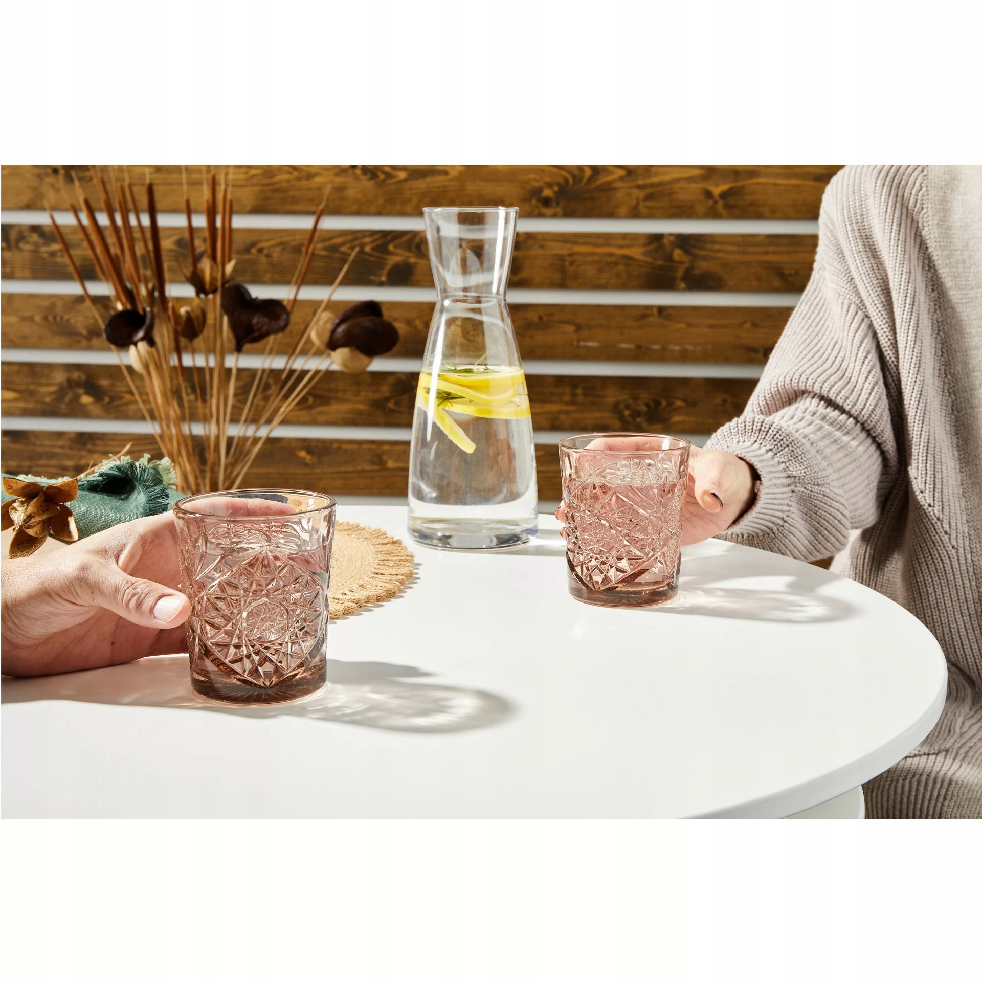 Stylowe zabarwienie i oryginalne cięcia – Unikalny design szklanki