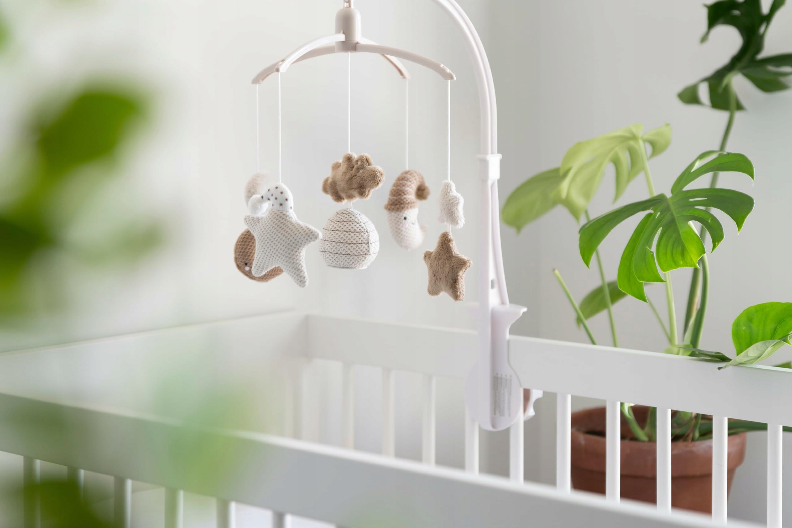 Urocze figurki i delikatne kolory – estetyka w pokoju dziecka