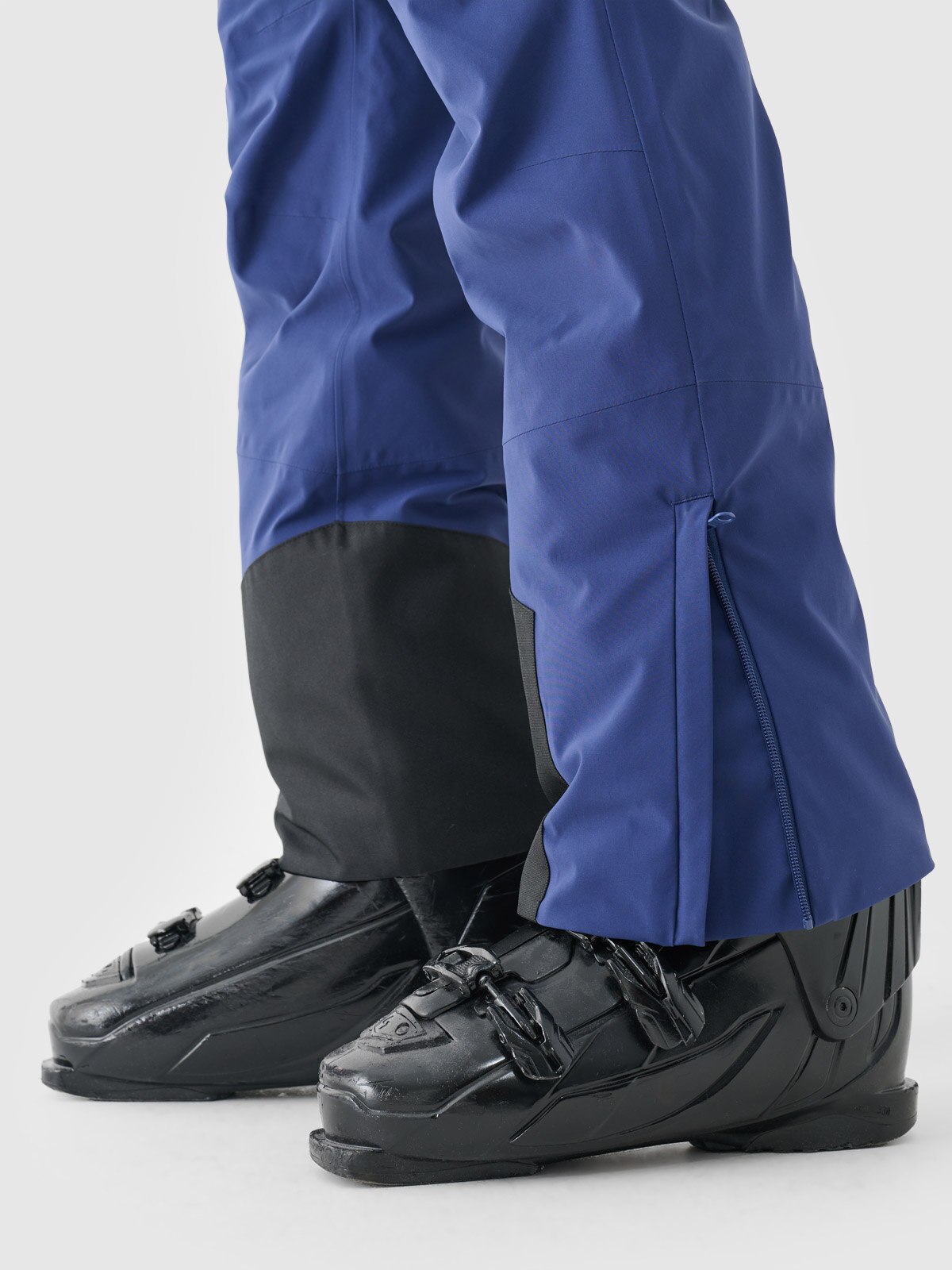 Regulowane nogawki i szelki – Wygoda i funkcjonalność