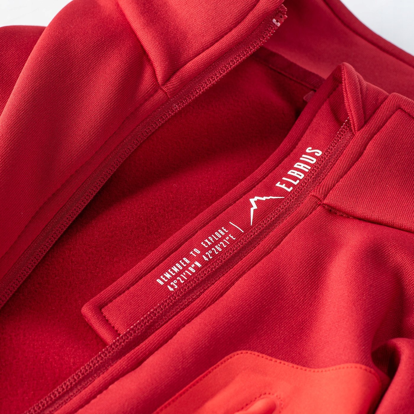 Funkcjonalne kieszenie i elastyczne mankiety