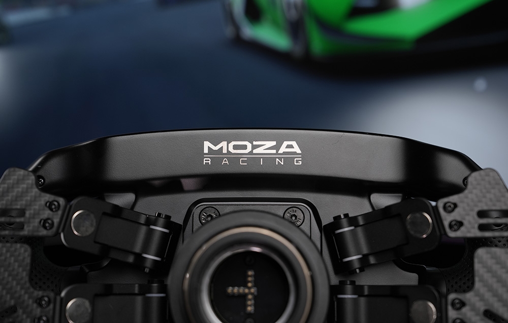Logo MOZA Racing na górnej części kierownicy w symulatorze.