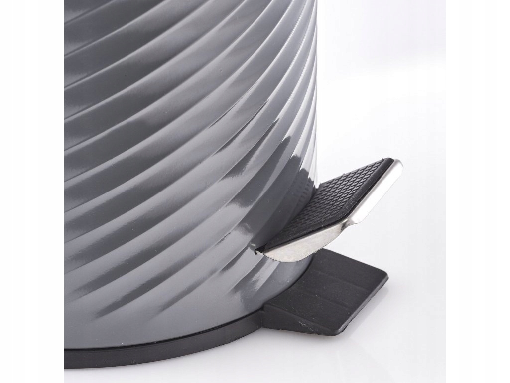 Wygodne otwieranie za pomocą pedału