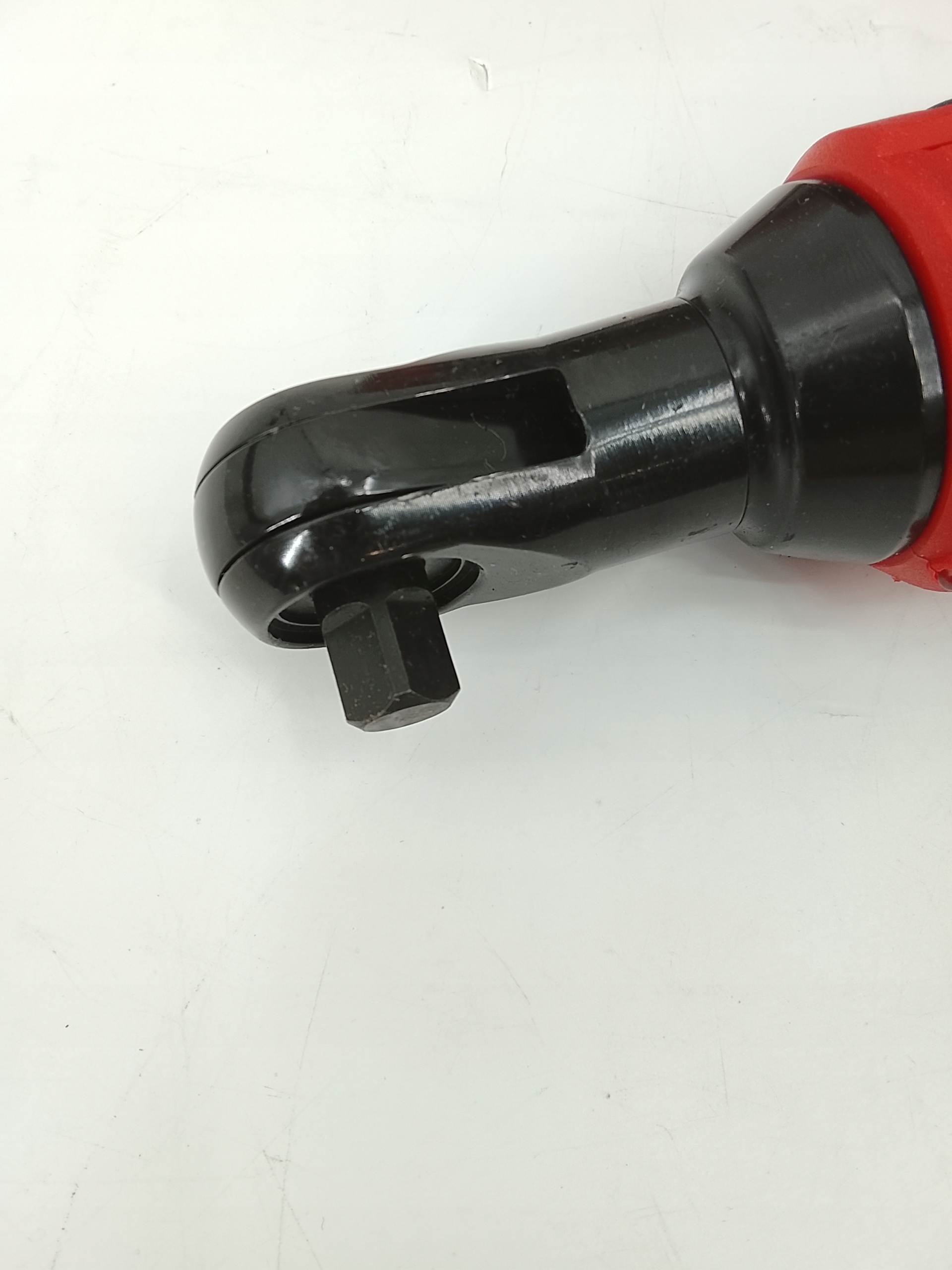 Wysoki moment obrotowy 60 Nm – skuteczne luzowanie i dokręcanie