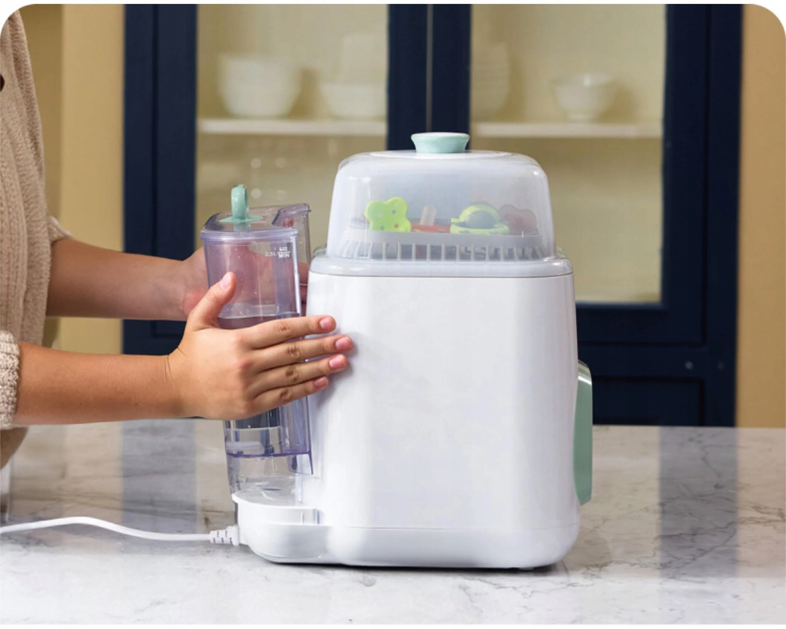 Wysoka pojemność – Mieści do 4 butelek jednocześnie