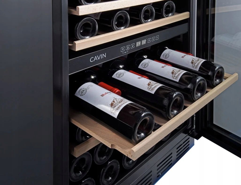 Wysuwane drewniane półki dla wygodnego przechowywania