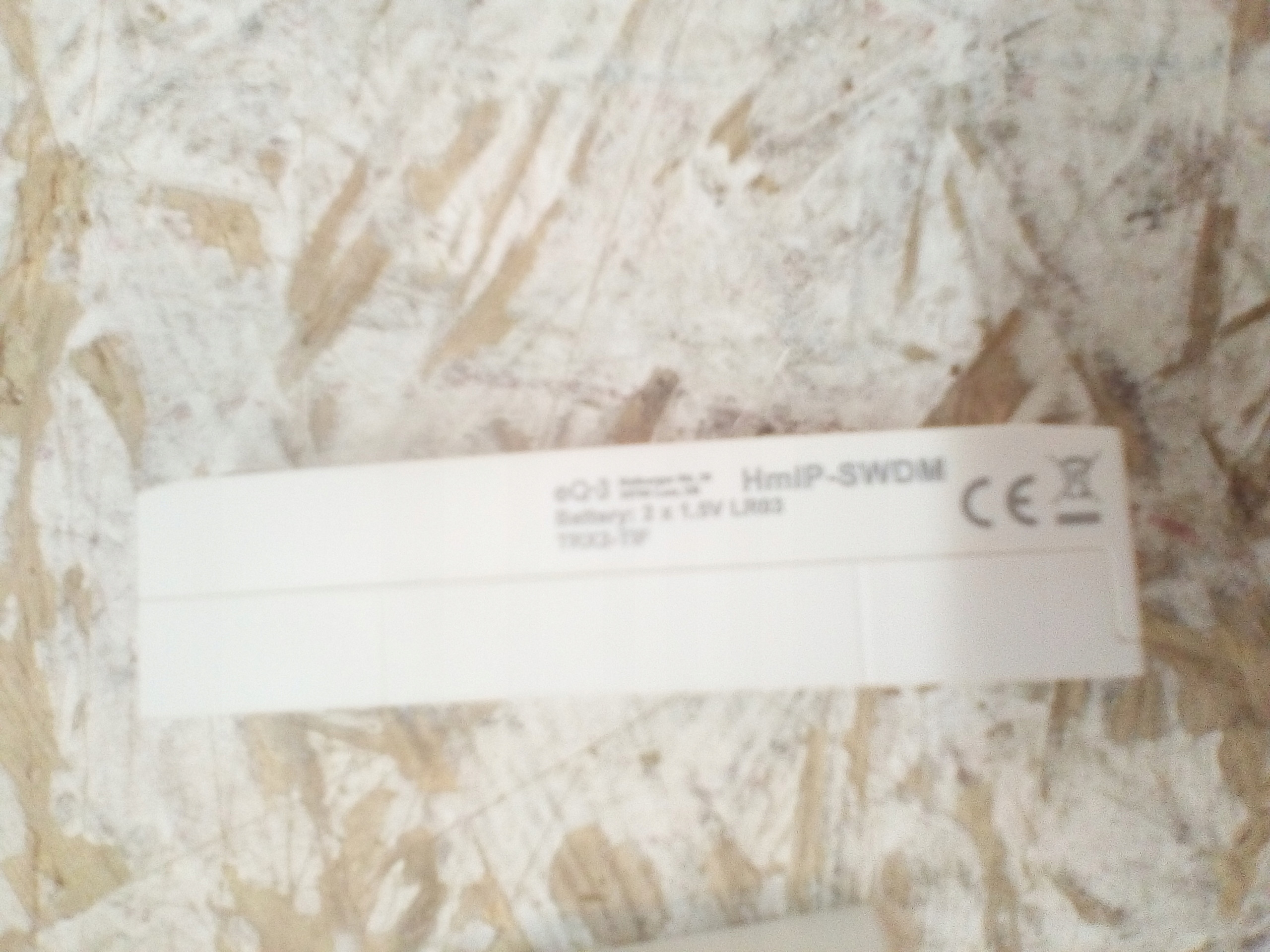 Łatwy montaż dzięki taśmie klejącej lub śrubom