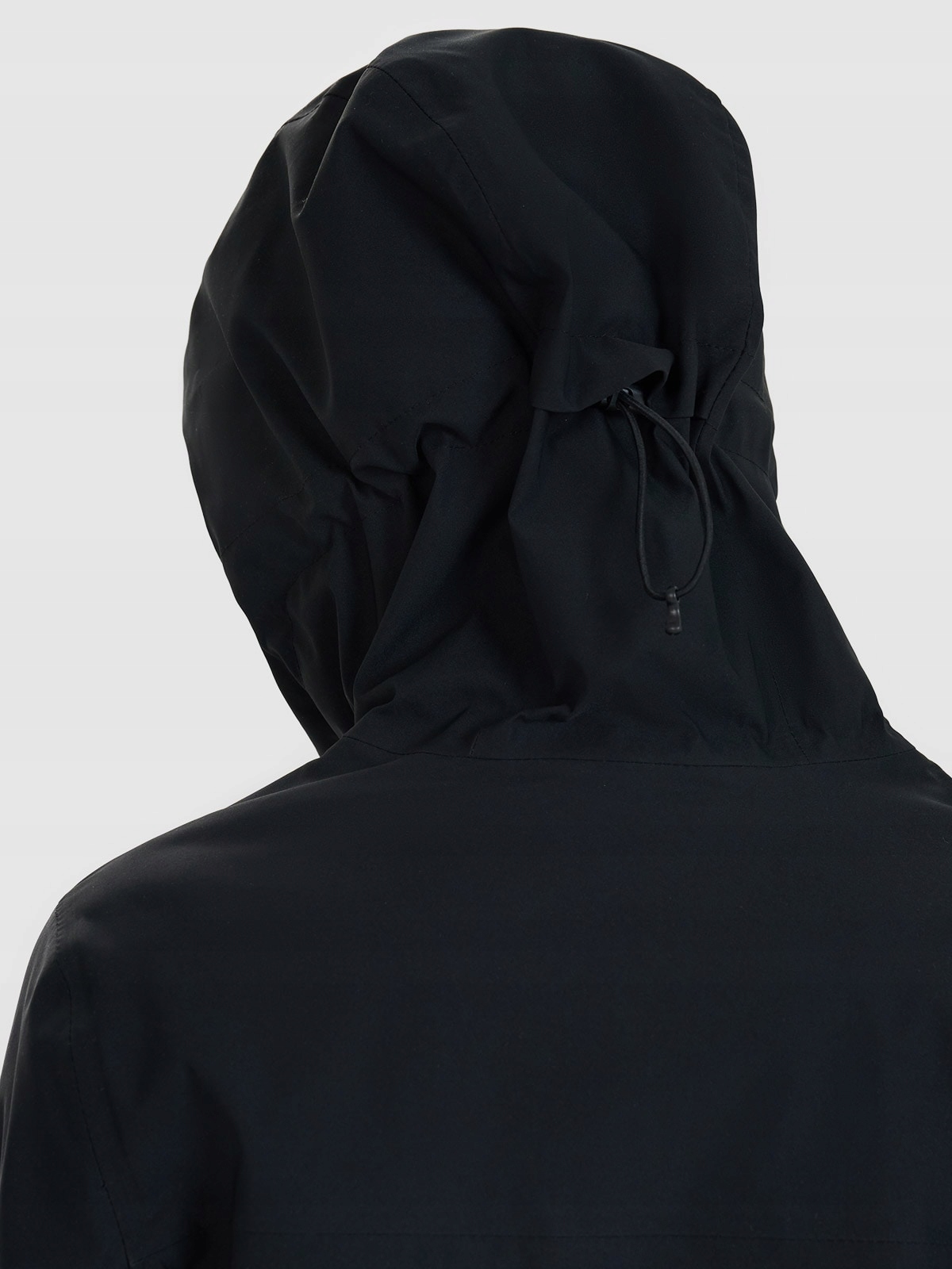 Funkcjonalne kieszenie i regulowany kaptur