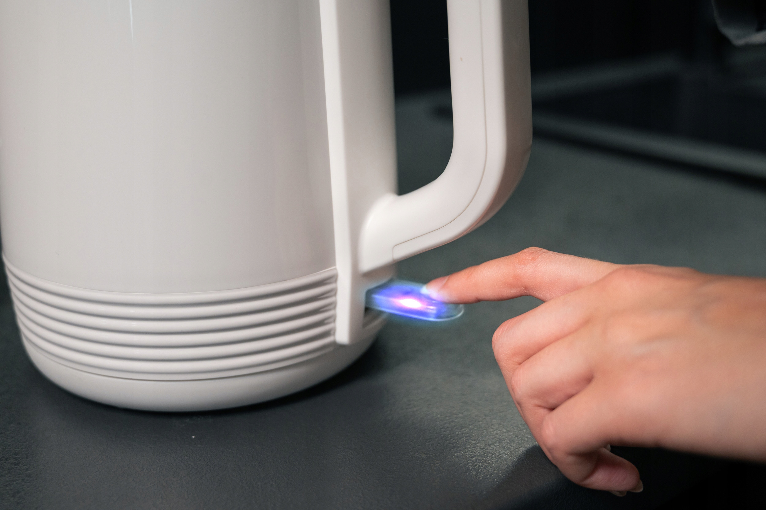 CZAJNIK ELEKTRYCZNY BEZPRZEWODOWY STALOWY RETRO 2200W BIAŁY DUŻY 2L FILTR Materiał metal tworzywo sztuczne