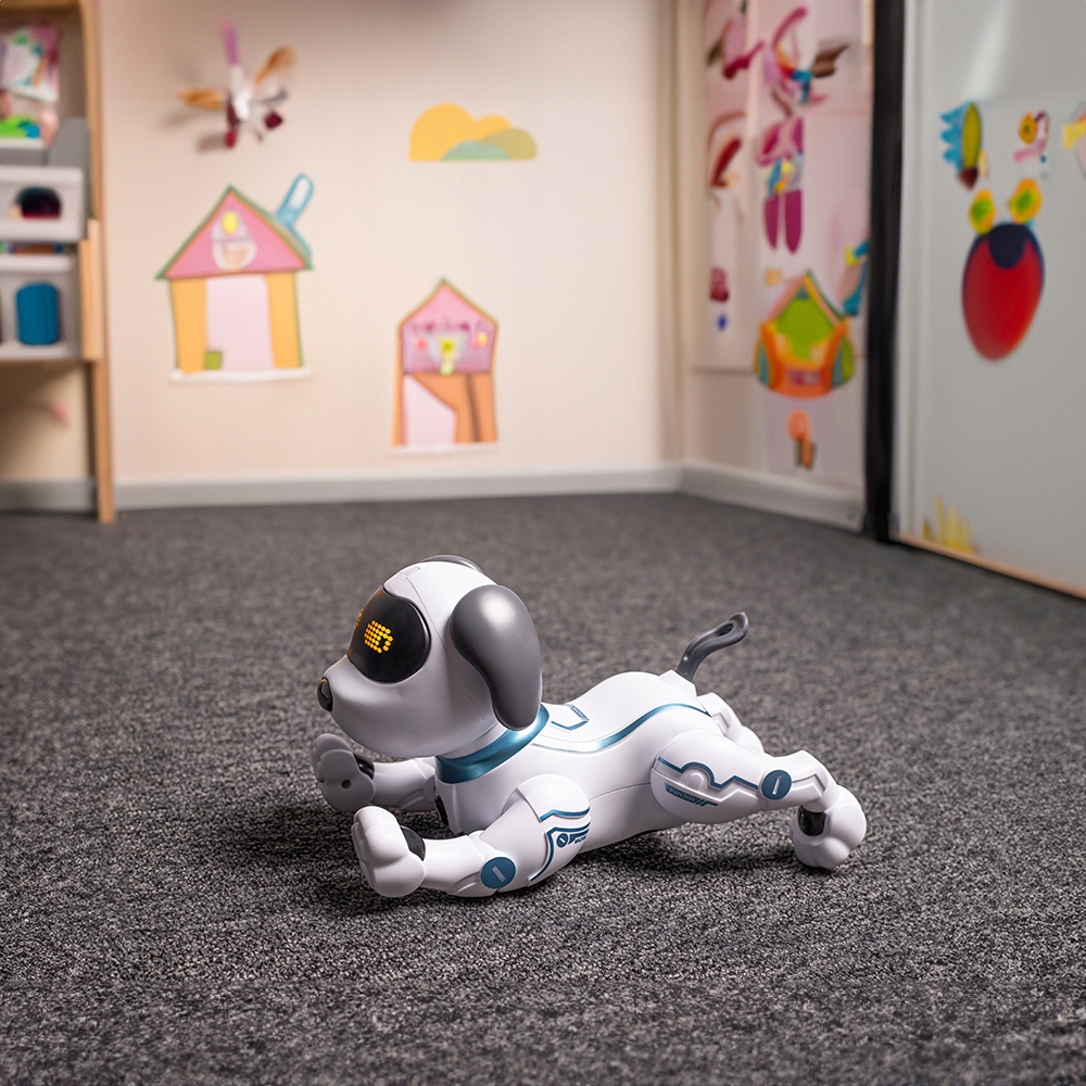 Różnorodne tryby zabawy – szczekanie, taniec i komendy głosowe