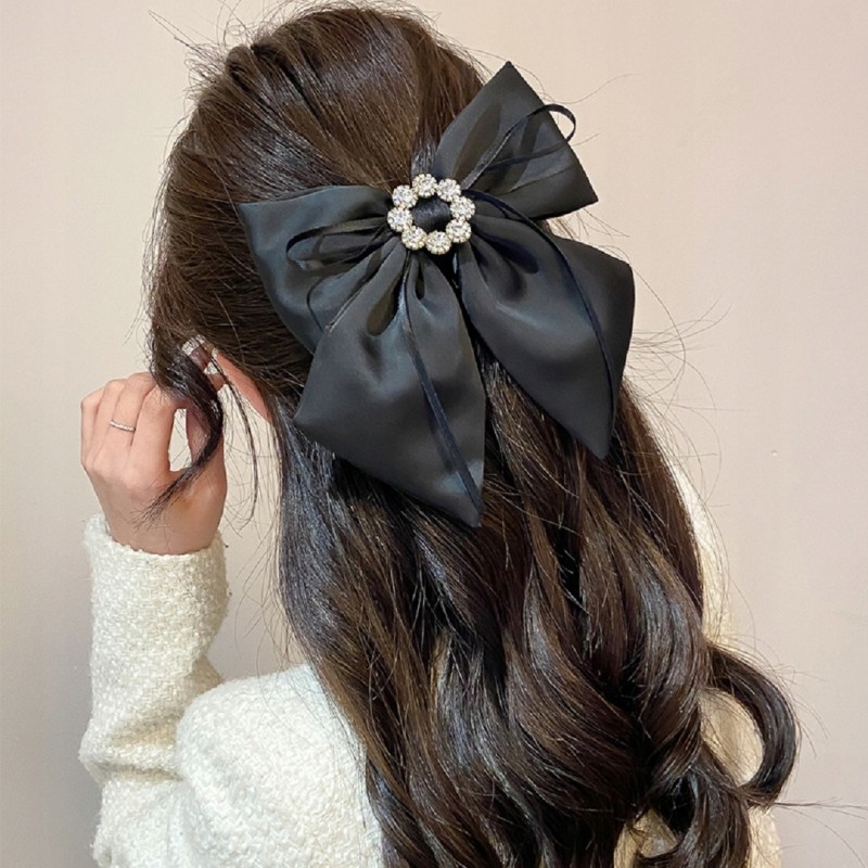 Idealna do każdego stylu – Ozdobna kokarda z diamencikami