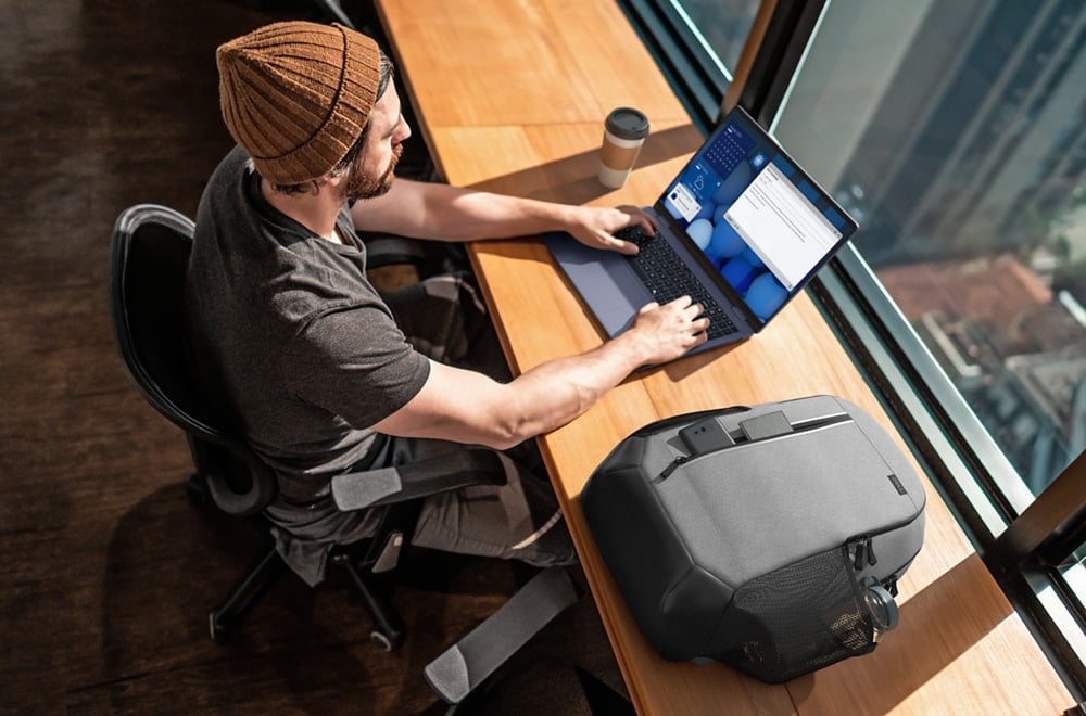 Dedykowane miejsce na laptopa i akcesoria