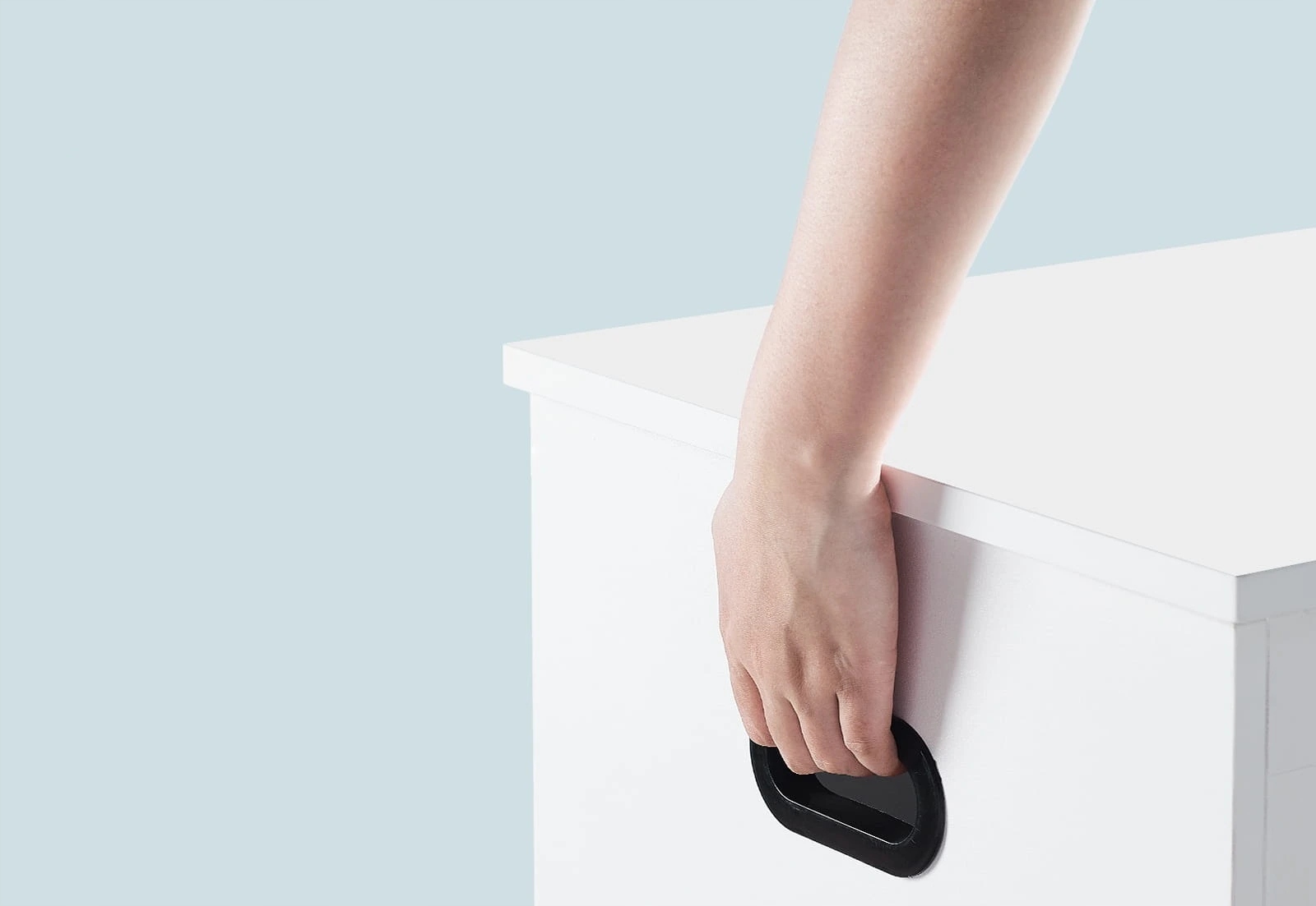 Wygodne uchwyty i funkcjonalne zawiasy