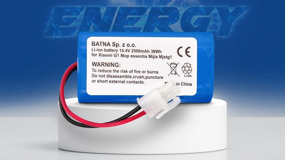 zamienna bateria do odkurzaczy xiaomi w kolorze niebieskim z białą etykietą i przewodem z wtyczką na białej podstawce