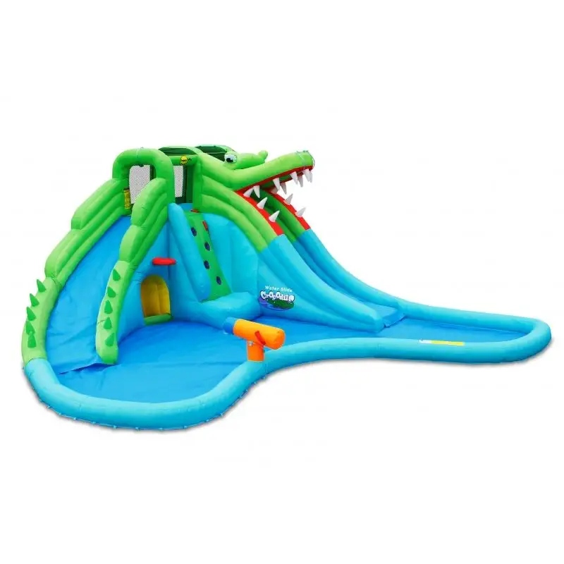 Wodna atrakcja z zjeżdżalnią i basenem