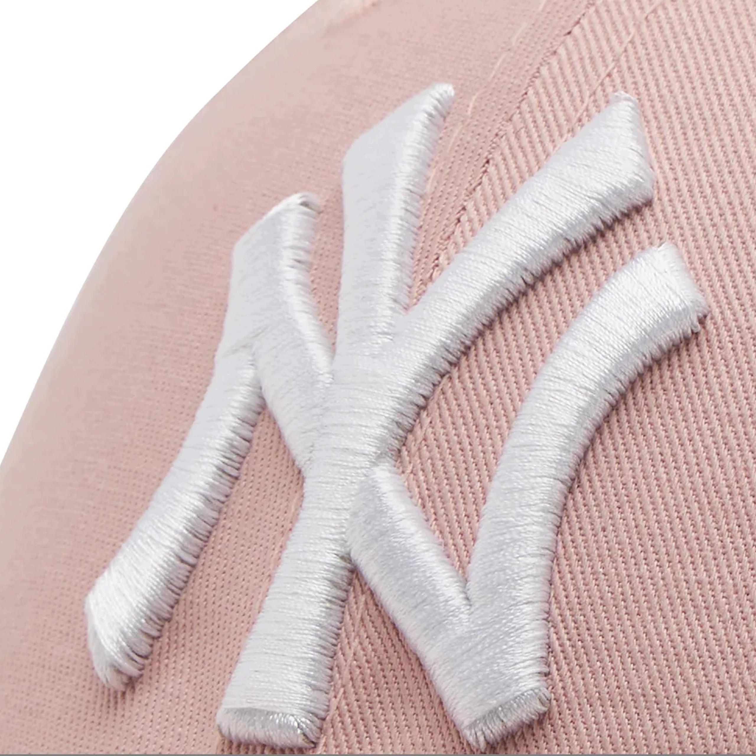 Ikoniczne logo New York Yankees – Wyrazisty akcent w miejskim stylu