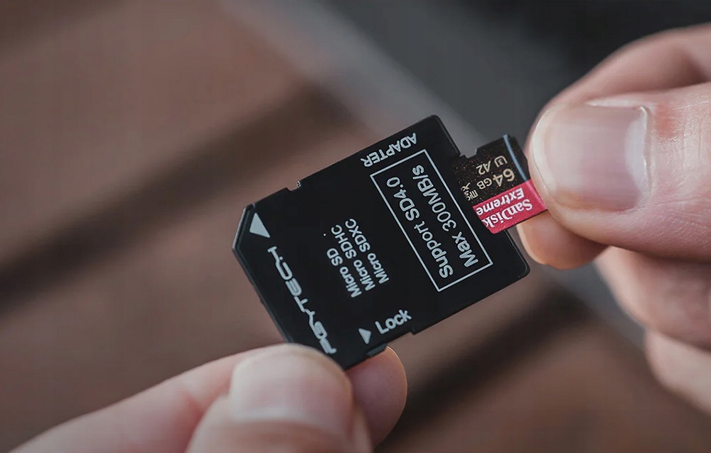 Zestaw zawiera silikonowe etui i adapter microSD