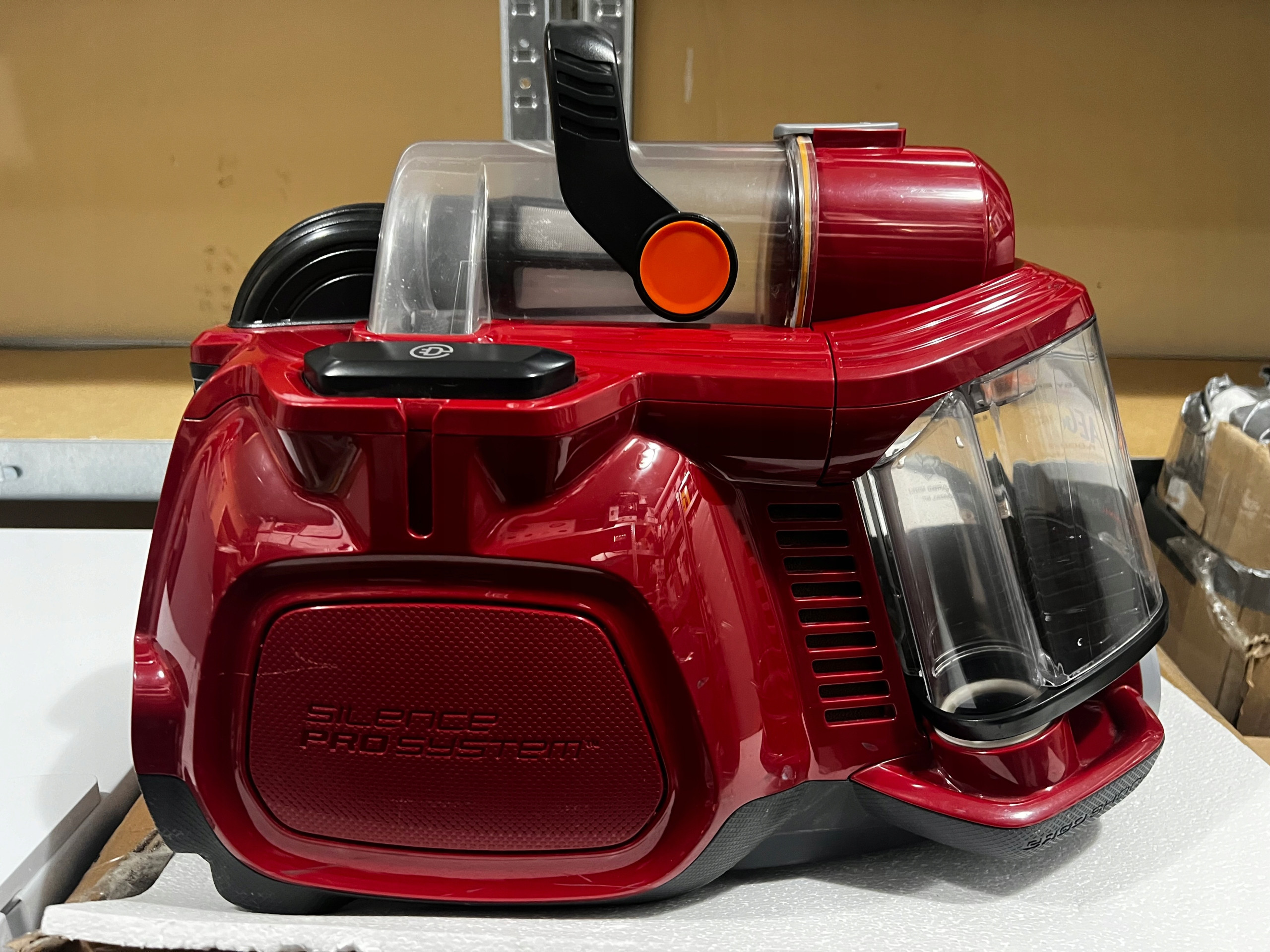 Odkurzacz bezworkowy AEG LX7-2-CR-A – Efektywne sprzątanie dla alergików i właścicieli zwierząt