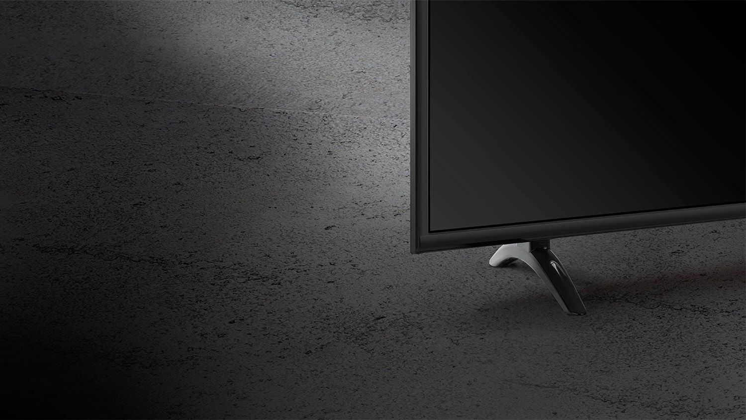 Ultra smukły design Dzięki smukłej konstrukcji telewizor Kruger&Matz będzie prezentował się doskonale, niezależnie czy postawisz go na szafce czy zamontujesz na ścianie. Co więcej, obudowa w odcieniu stonowanej czerni nadaje mu stylu, sprawiając że będzie on doskonale współgrał z wystrojem Twojego salonu.