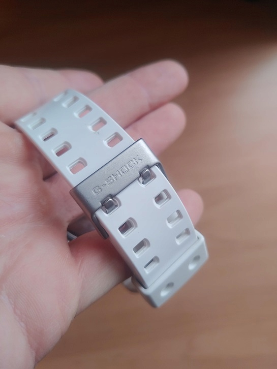 Wyjątkowy design: biały kolor koperty i tarczy