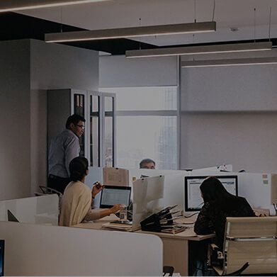 Cztery osoby pracują w biurze