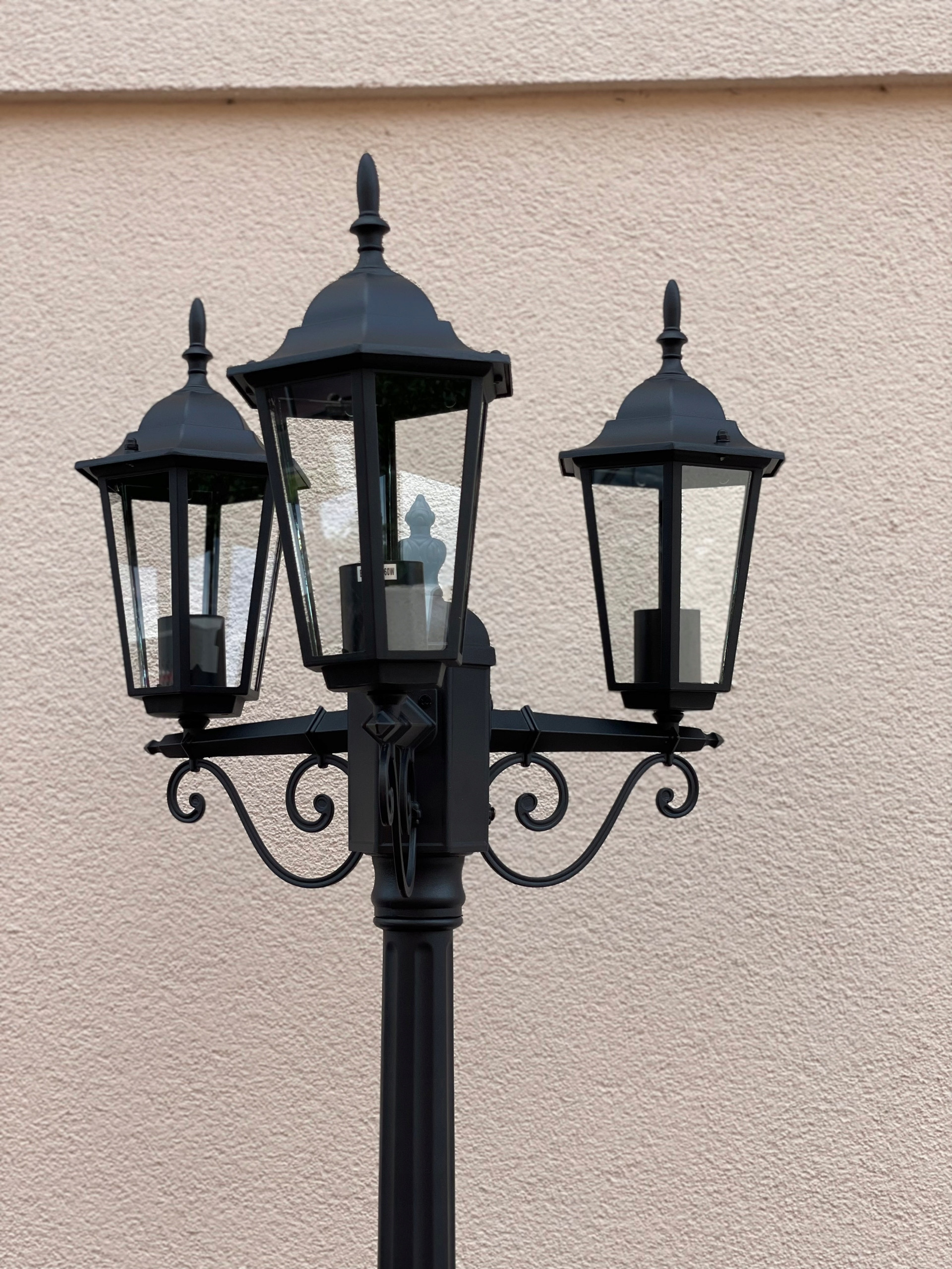 Klasyczne wzornictwo w ponadczasowym czarnym kolorze