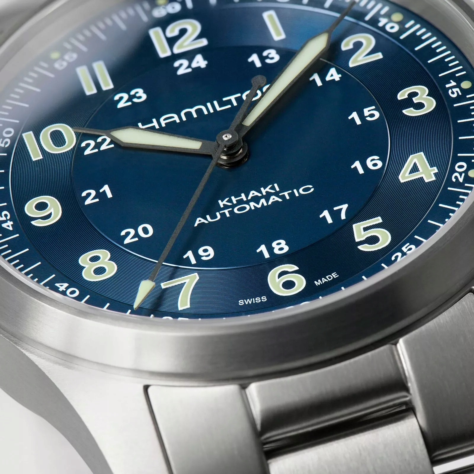Elegancka niebieska tarcza i analogowy mechanizm