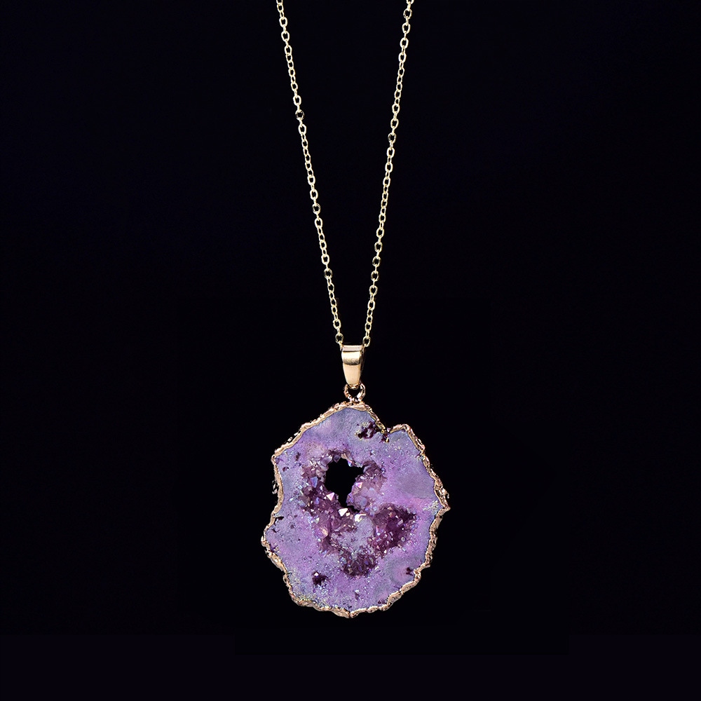 Wisiorek z naturalnej geody – Wyjątkowy amulet z kryształami