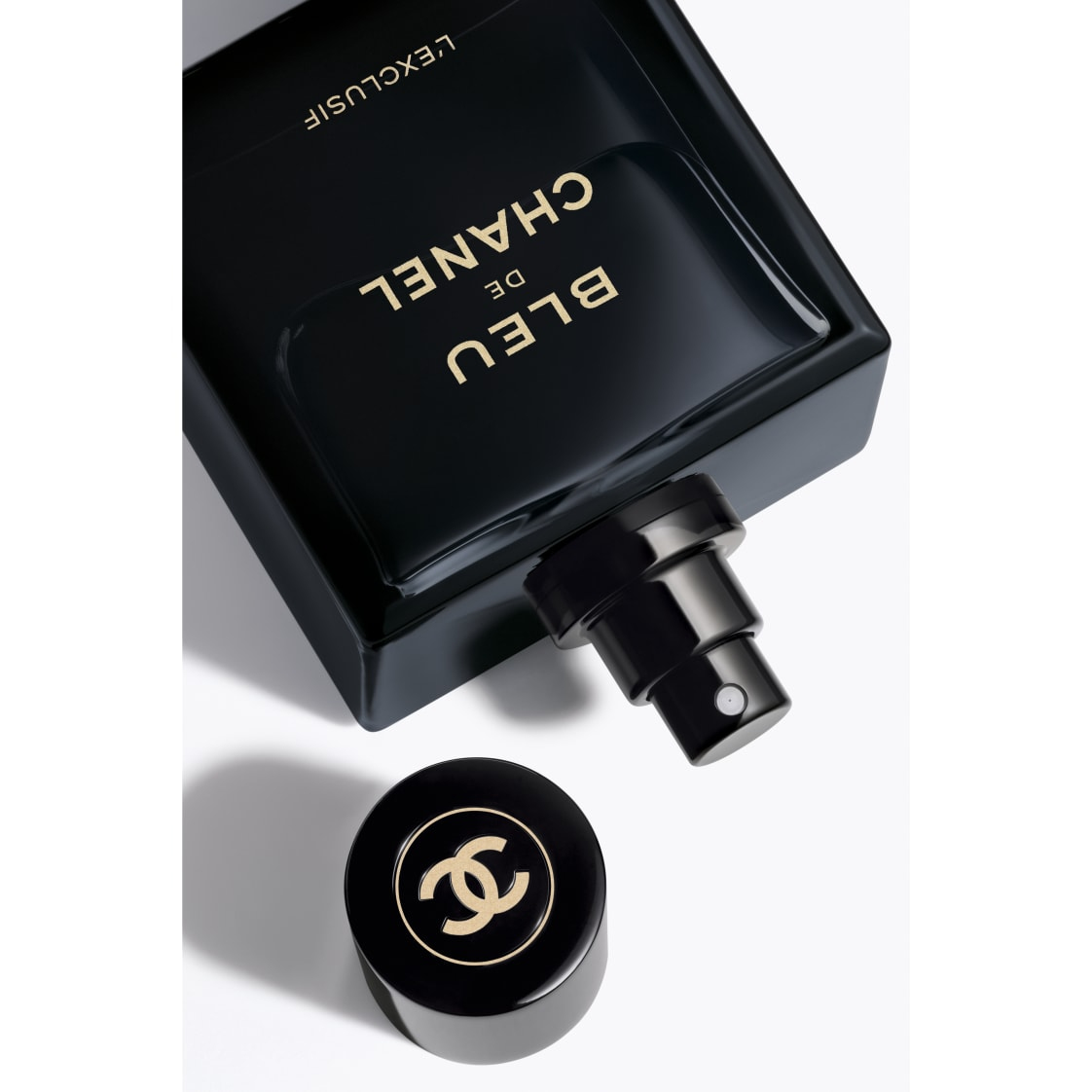 Nuty zapachowe: świeżość cytrusów i ciepło drzew