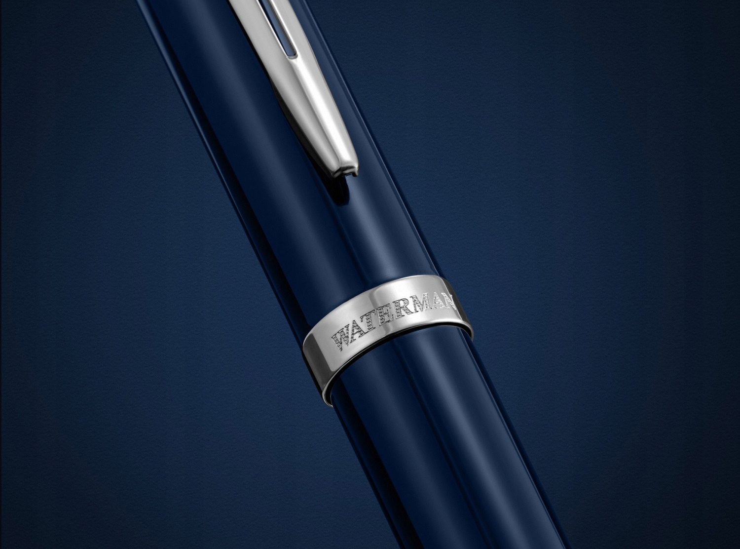 Wykończenie z niebieskiego lakieru i stal nierdzewna