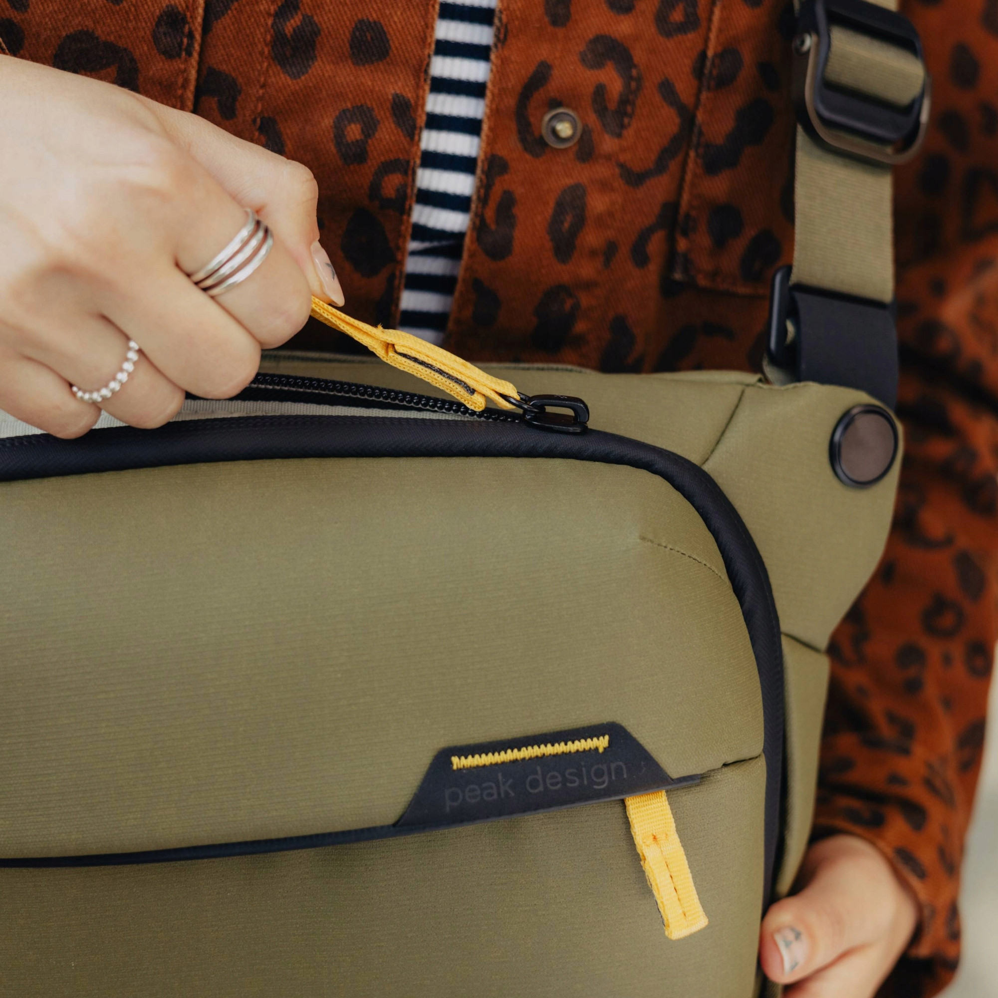 Funkcjonalne kieszonki na akcesoria fotograficzne