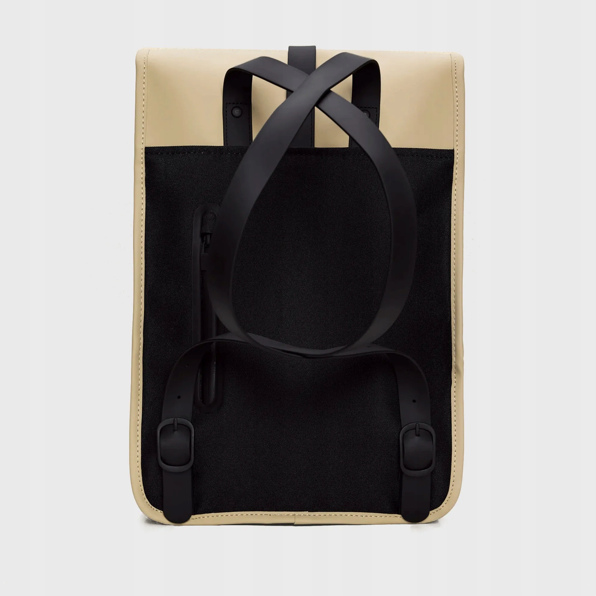 Zapięcie i bezpieczeństwo – Klapa na zatrzask i centralny pasek