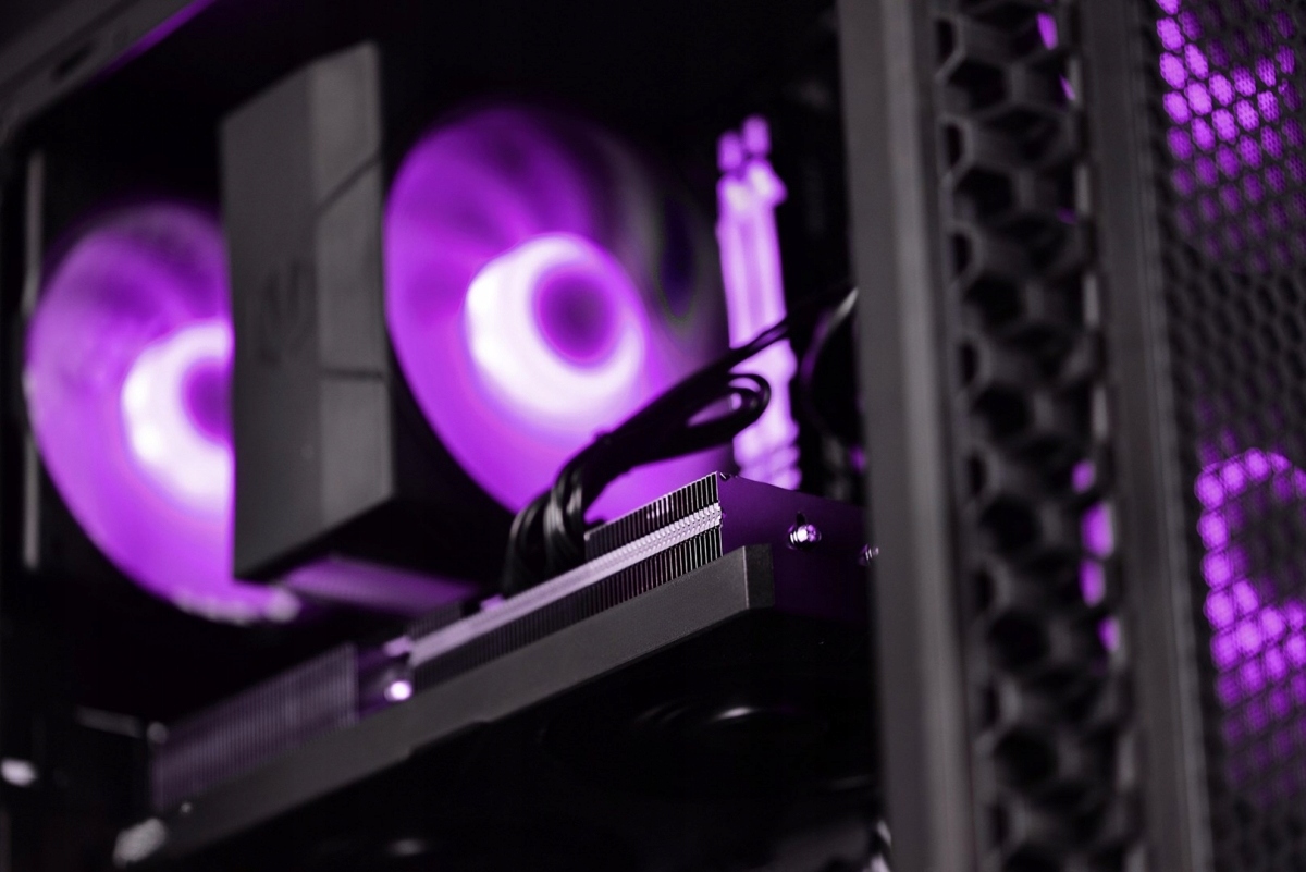 Obudowa Midi Tower z podświetleniem RGB – Nowoczesny design