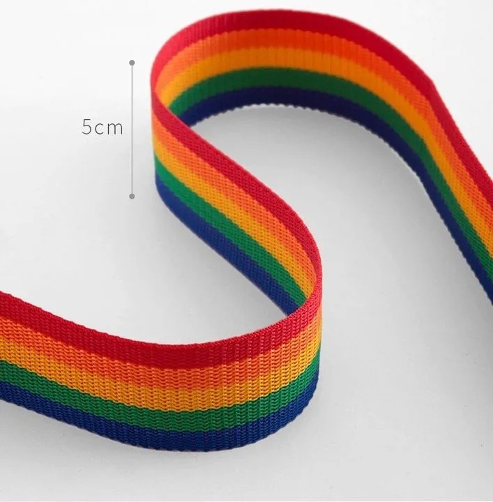 Tęczowy design – Stylowe zabezpieczenie Twojej walizki