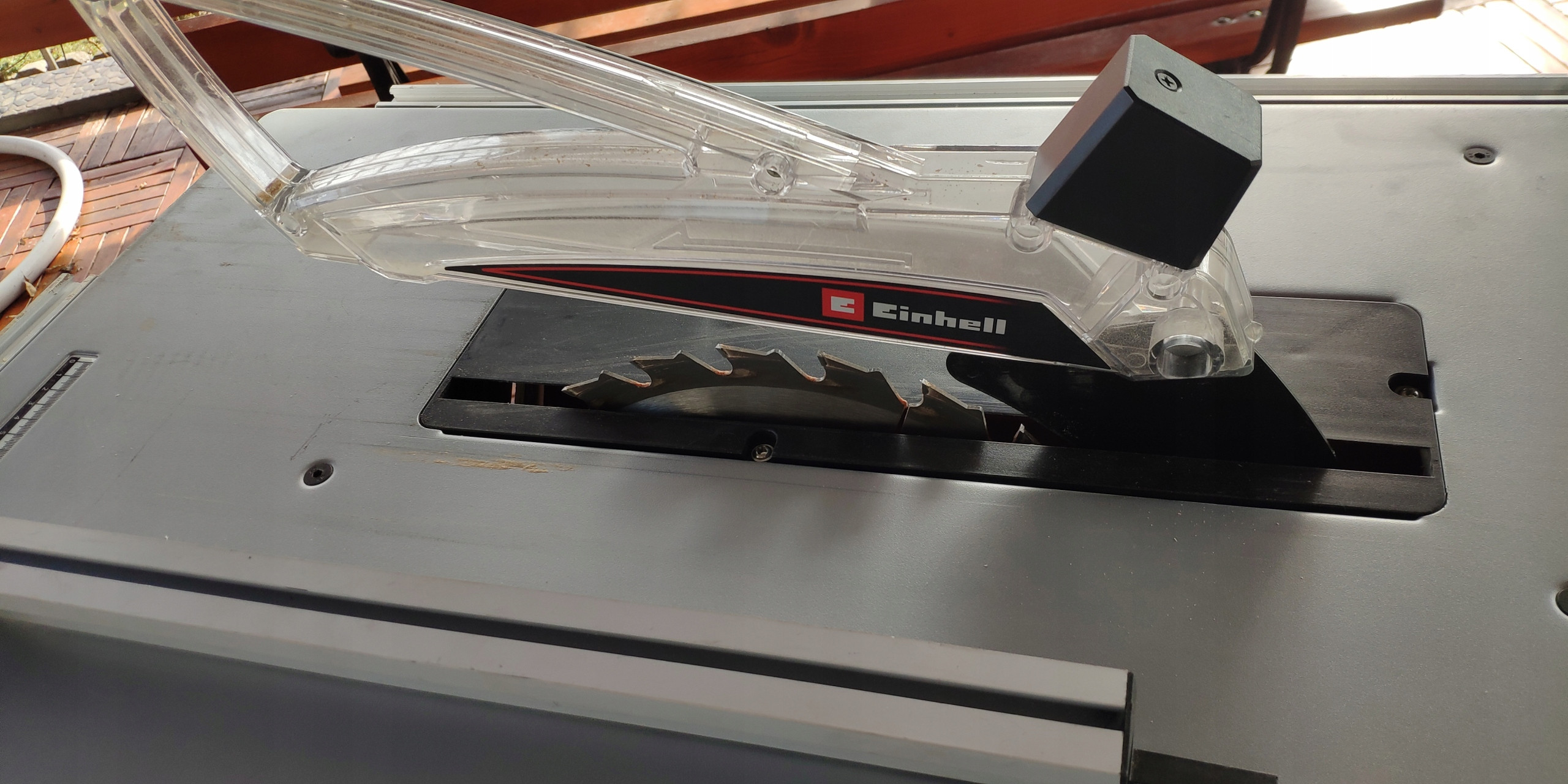 Regulacja wysokości i kąta tarczy piły