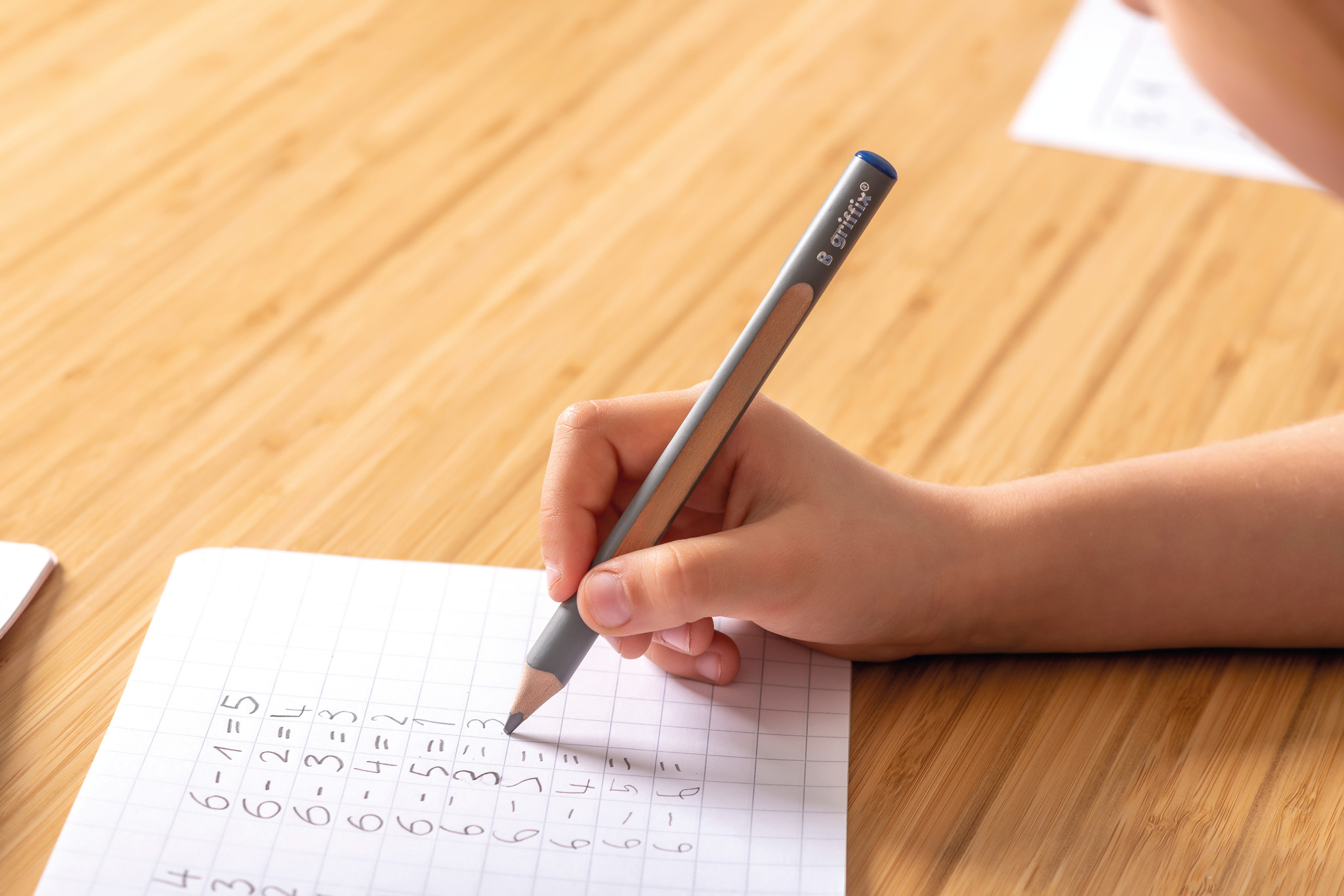 Ergonomiczny kształt trójkątny – Dla prawo- i leworęcznych